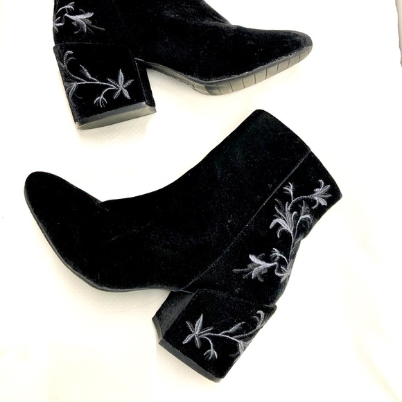 Kenneth Cole Black Velvet Embroidered 